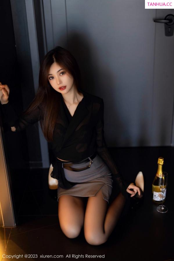 綺裡嘉 绮里嘉 [XiuRen]高清写真图 2023.05.19 No.6770 绮里嘉ula 短裙黑丝第32张图片